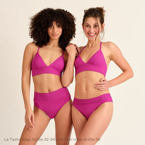 Zwei lächelnde Frauen trägen den Pinken Perioden Badeanzug Panty und Top von Ooia