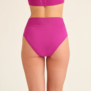Hip-shot  von hinten, eine Frau die ein Pinken Perioden Badeanzug Panty von Ooia trägt