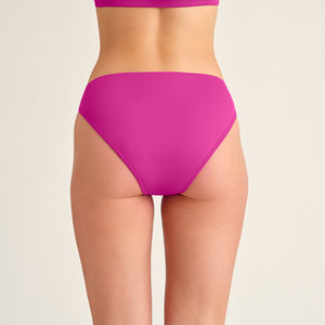 Hip-shot von hinten, eine Frau die einen Pinken Perioden Badeanzug Slip von Ooia trägt