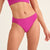 Hip-shot von einer Frau, die einen Pinken Perioden Badeanzug Slip von Ooia trägt