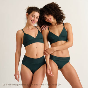 Zwei lächelnde Frauen trägen den Grünen Perioden Badeanzug Panty und Top von Ooia
