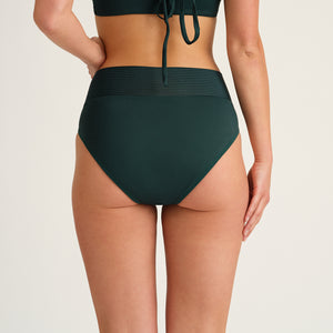 Hip-shot von hinten, eine Frau die einen Grünen Perioden Badeanzug Panty von Ooia trägt