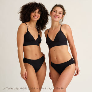Zwei lächelnde Frauen trägen den Schwarzen Perioden Badeanzug Slip und Top von Ooia