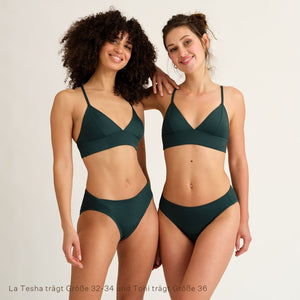 Zwei lächelnde Frauen trägen den  Grünen Perioden Badeanzug Slip und Top von Ooia